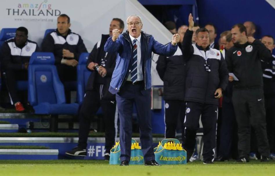 Claudio Ranieri esulta: oggi il suo Leicester , in attesa delle altre sfide, primo in Premier League. Reuters